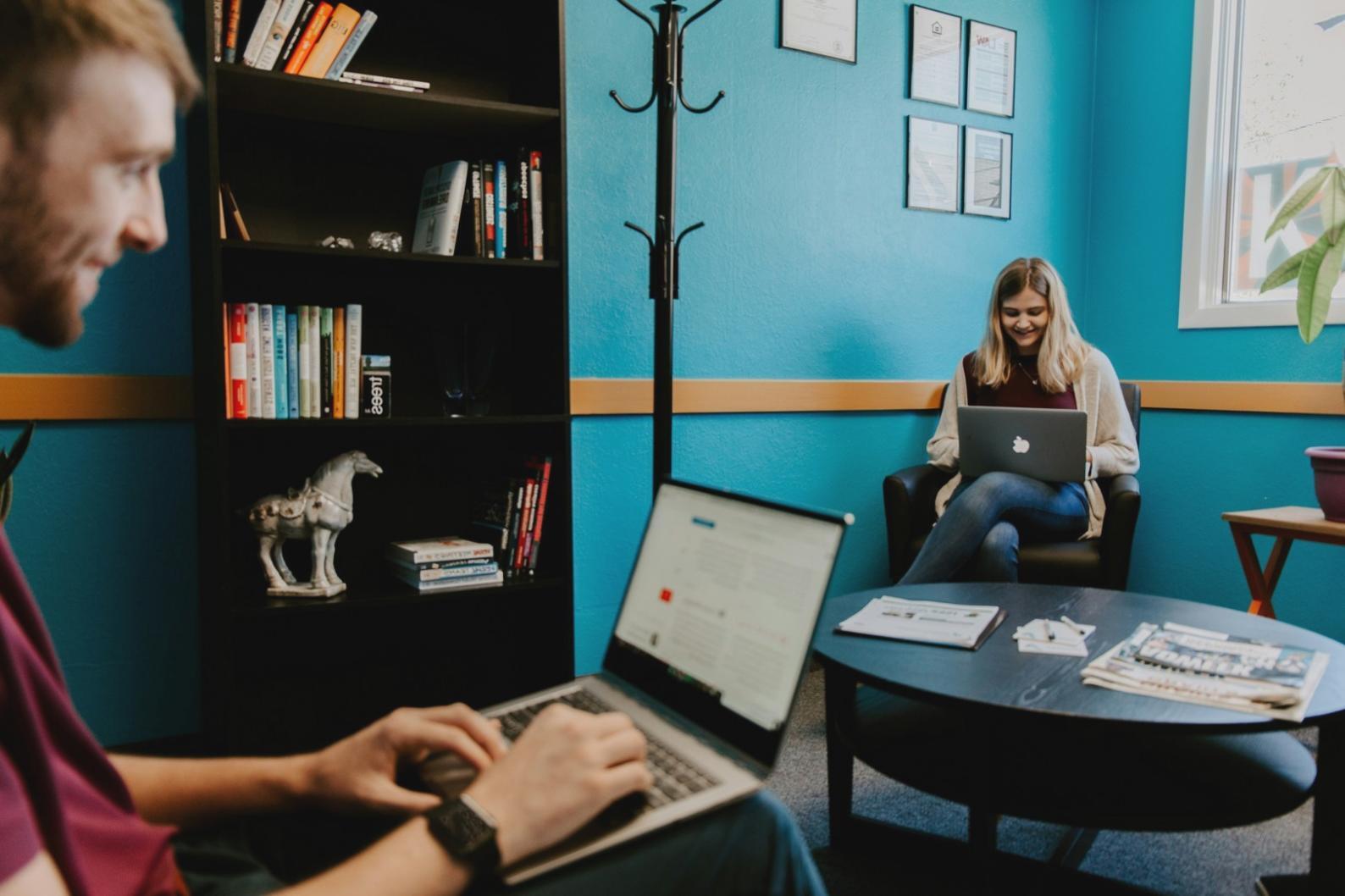 Przykład responsywnego układu elementów gry mobilnej z przemyślaną hierarchią wizualną